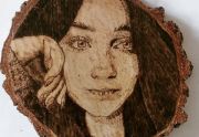 portrety wypalane w drewnie